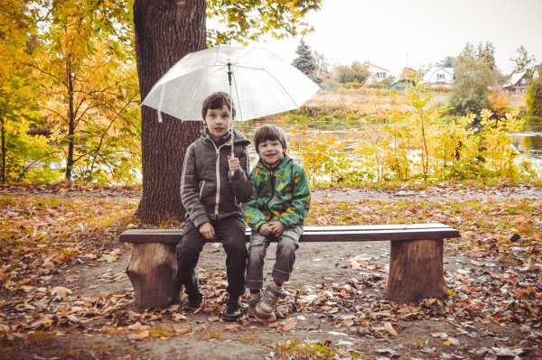 Дети под зонтом