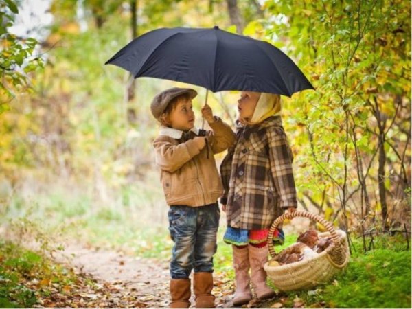 Дети под зонтом