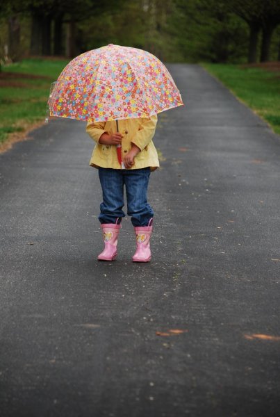 Девочка под зонтом