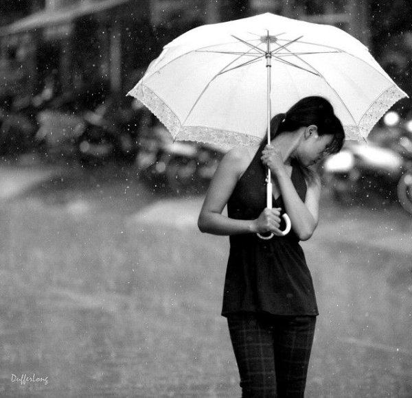 Девушка с черным зонтом