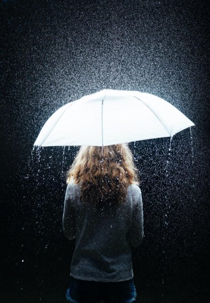 Блондинка под зонтом