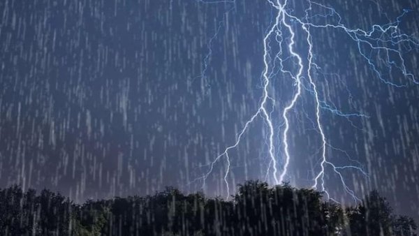 Сильный дождь с грозой