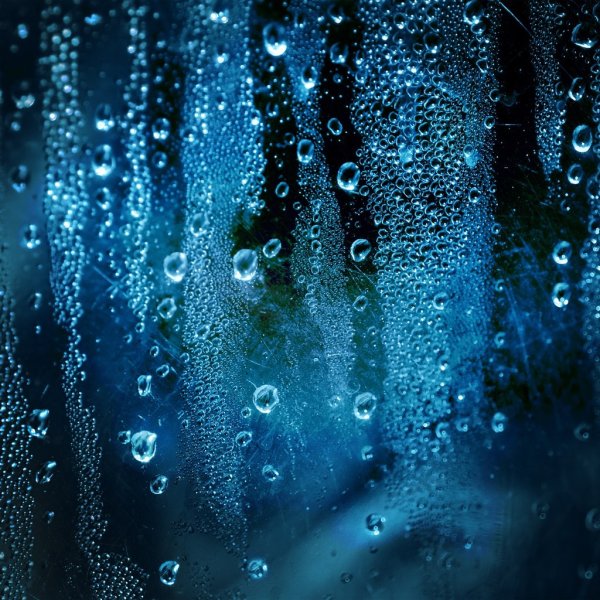 Капли дождя на синем фоне