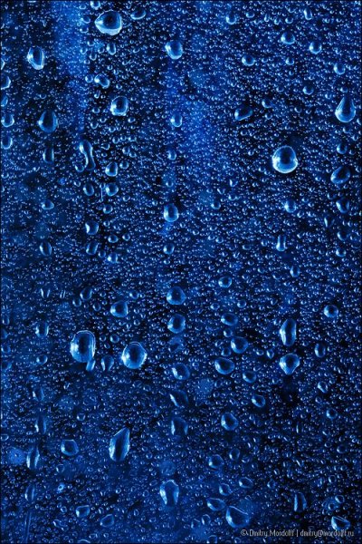 Капли на синем фоне