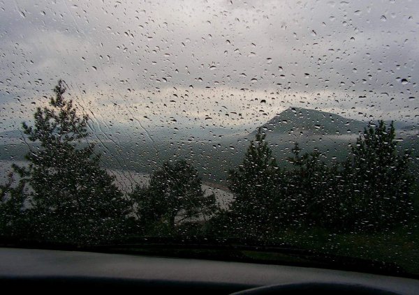 Надвигающийся дождь из окна авто