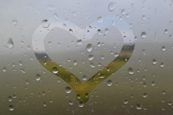 Сердечко на мокром стекле