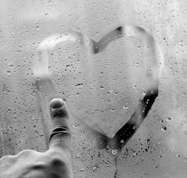 Сердечко на запотевшем стекле