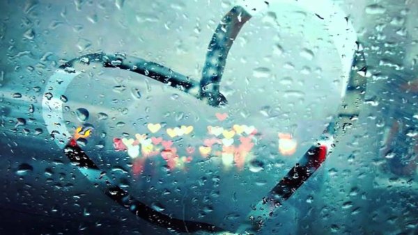 Сердечко на запотевшем стекле машины