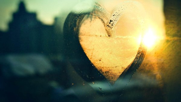 Сердечко на стекле