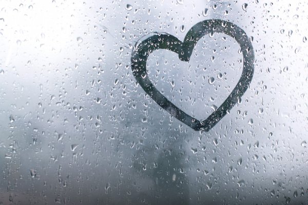 Сердце на запотевшем стекле