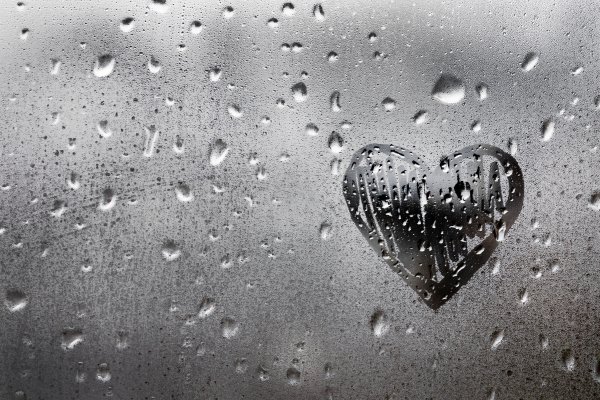 Капли на стекле сердце
