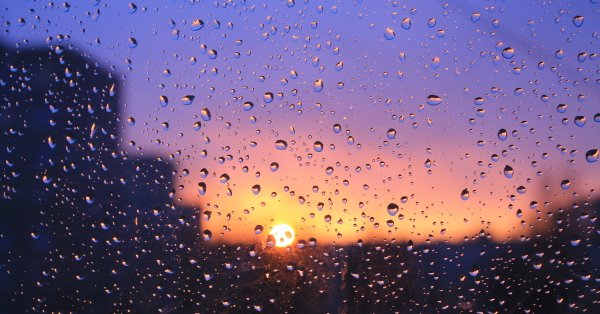Дождь на фоне заката