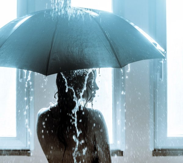 Девушка под ливнем
