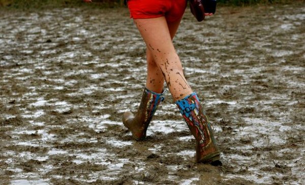 Резиновые сапоги в грязи