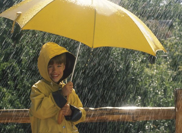 Мальчик под зонтом