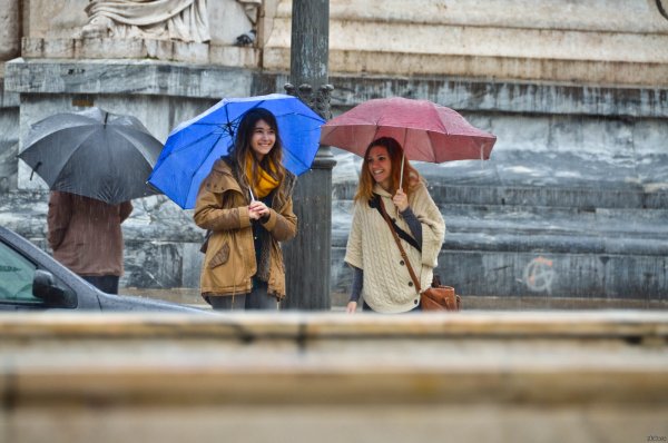 Люди прячутся от дождя