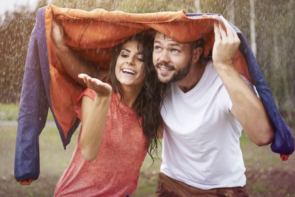 Люди прячутся от дождя