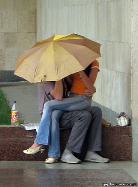 Спрятались от дождя