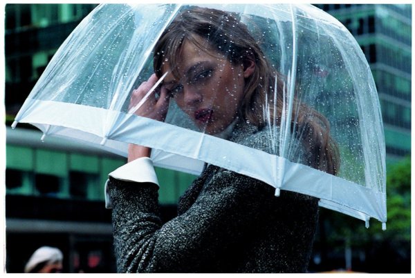 Девушка с прозрачным зонтом