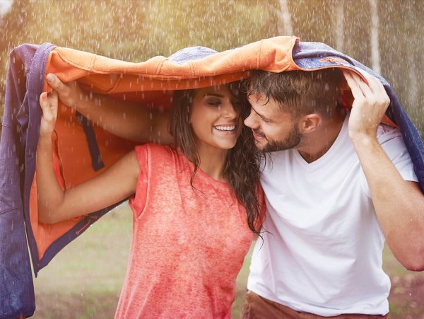 Парень и девушка под дождем