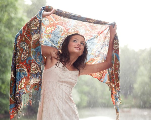 Человек укрывается от дождя