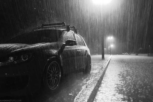 Машина под ливнем