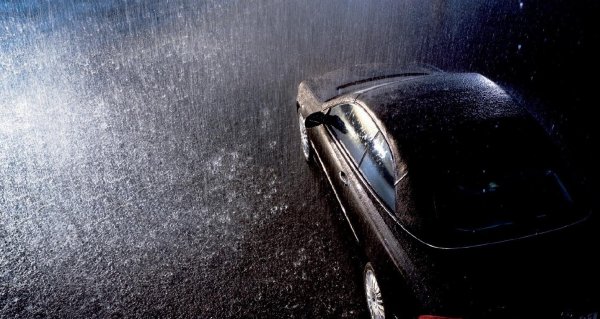 Машина под дождем