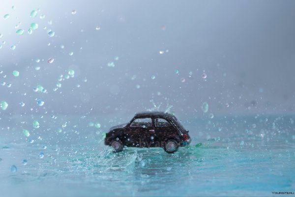 Машина под дождем