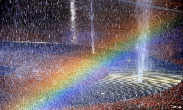 Радуга в брызгах фонтана