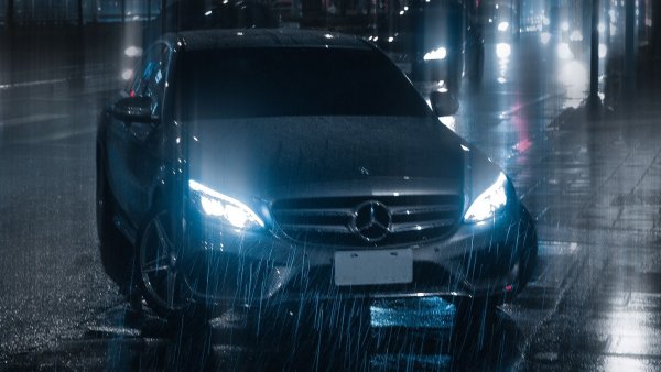 Машина ночью под дождем