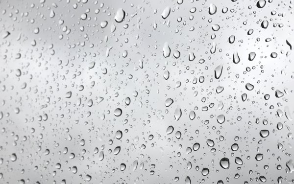 Капли воды на стекле