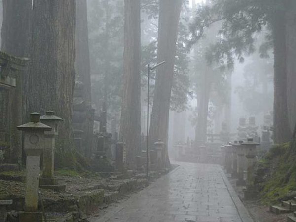 Японский храм в тумане