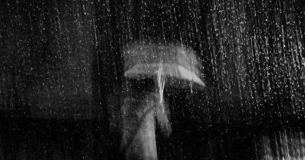 Силуэт на фоне дождя