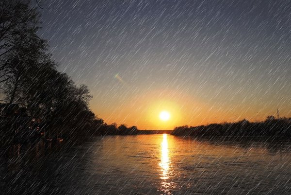 Дождь над озером