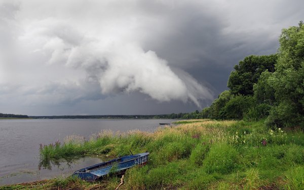 Дождь гроза на реке