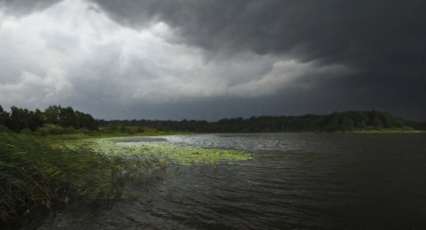Гроза ливень река