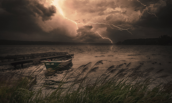 Гроза на озере