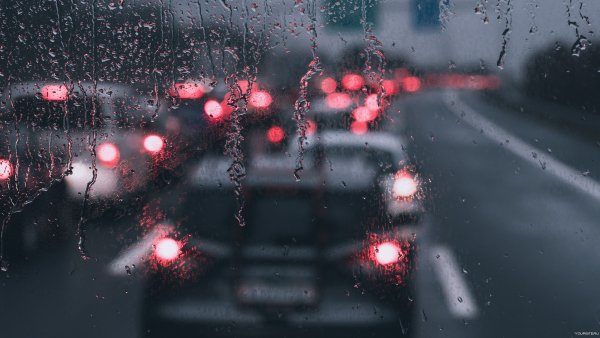 Капли на стекле машины ночь