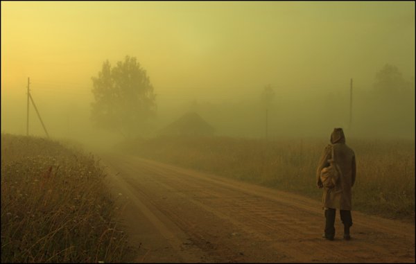 Странник идет по дороге
