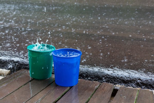 Расплескать воду в ведрах