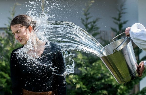 Лить воду