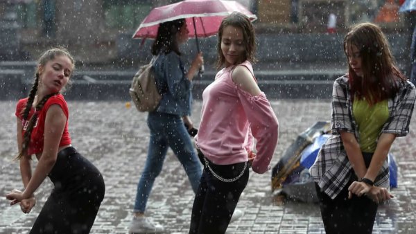 Девушка попала под дождь