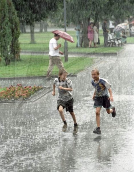 Дети бегут под дождем