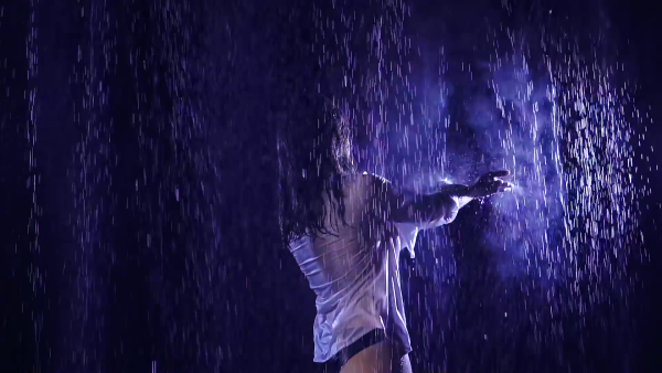 Девушка под дождем