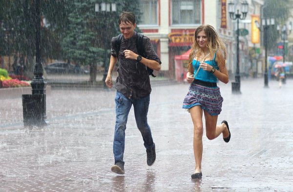 Человек бежит под дождем