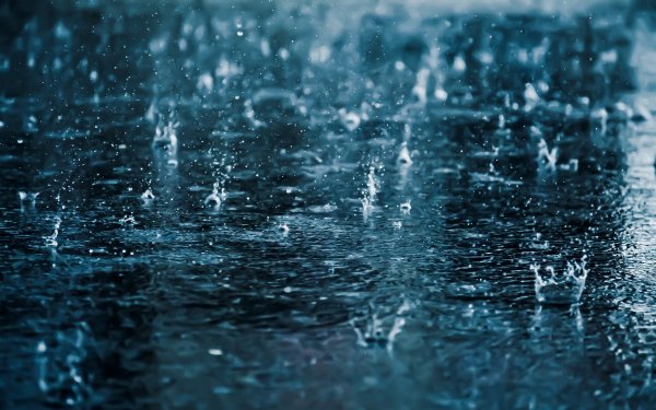 Капли дождя на воде