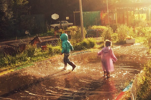 Дети бегают по лужам