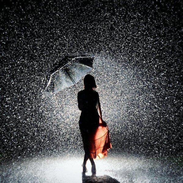 Уходящая девушка под дождем