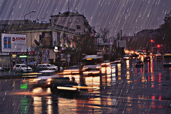 Ливень в городе ночью