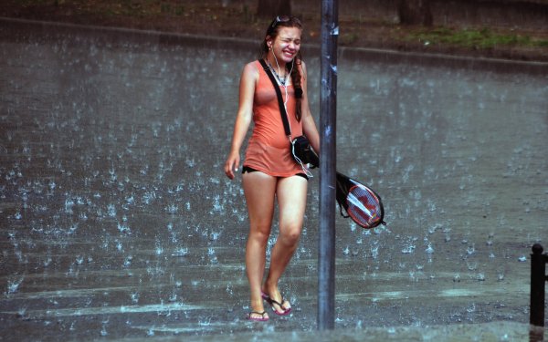 Девушка промокла под дождем